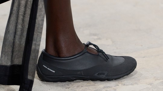 Sapatos com solas tratoradas: o contraste que deixa qualquer look cool