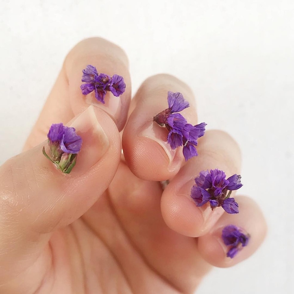 Unhas florais para a primavera: queremos usar já! (Foto: @betina_goldstein) — Foto: Glamour
