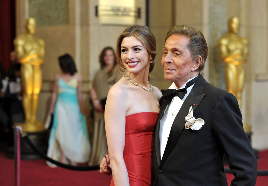 Anne Hathaway 'filha' de Valentino? Entenda a relação íntima deles