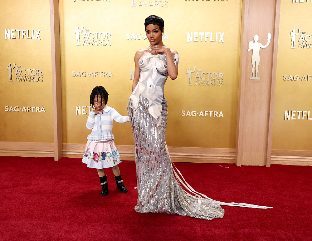 Teyana Taylor recebe ajuda da filha de 5 anos no tapete vermelho do