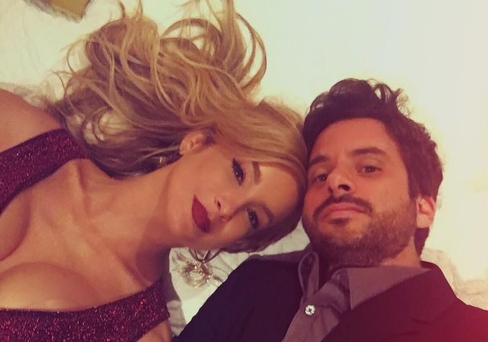 Claudia Leitte posa com o marido e se declara: 'Você é um gato!'