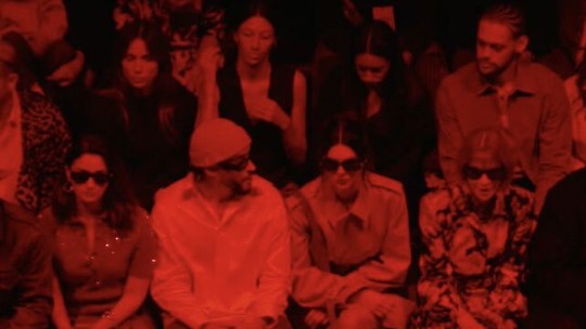 Bad Bunny e Kendall Jenner prestigiam juntos desfile na semana de moda de Milão