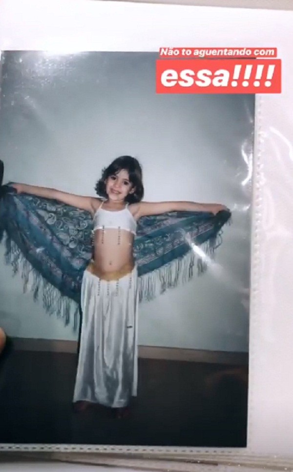 Ex-BBB Ana Clara abre álbum de infância e brinca com 'nudes'