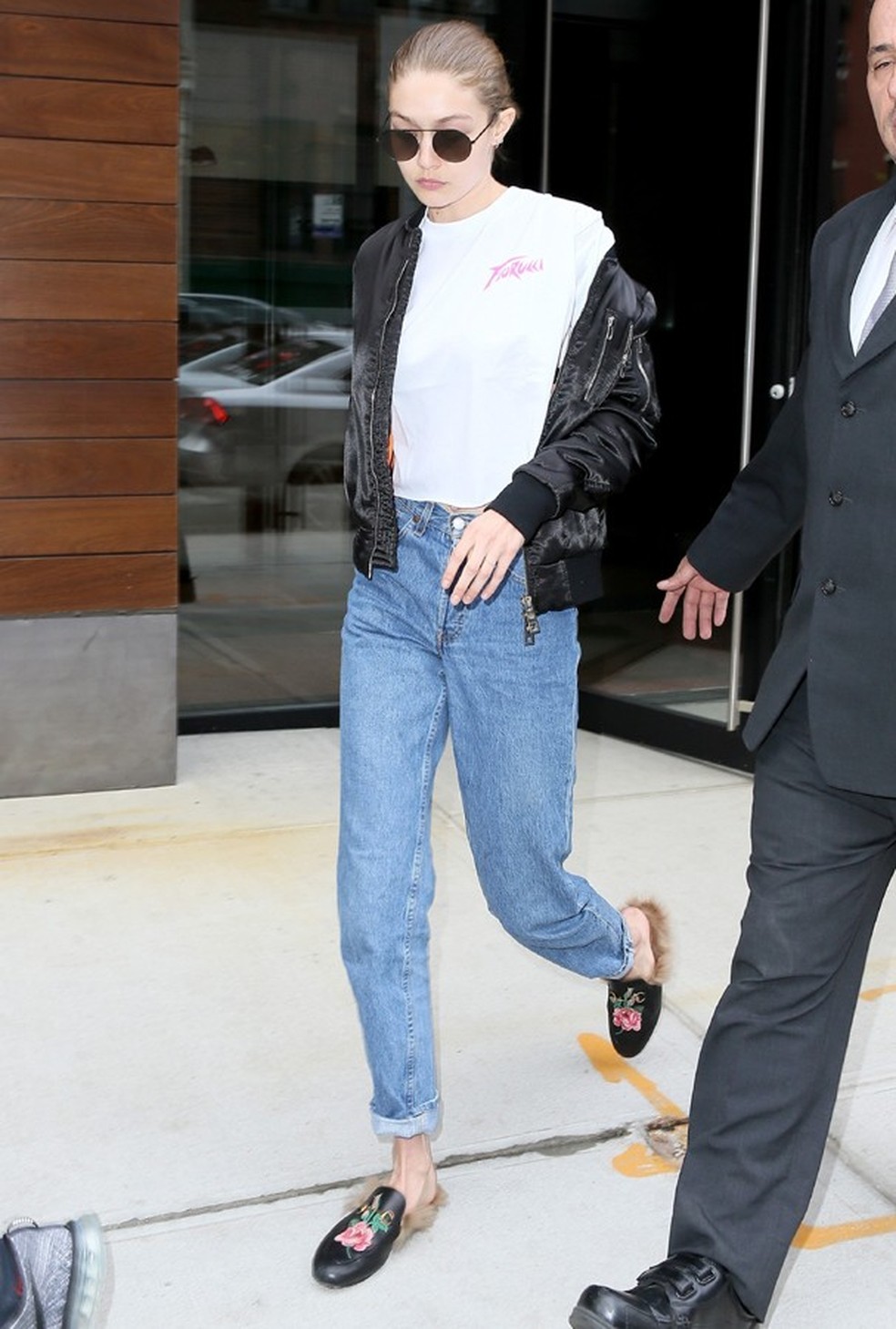 AK_824904 - New York, NY  - Gigi Hadid and her mom Yolanda head out into NYC for a day together. The blonde model is wearing mom jeans and a white tee paired with mules and colored lens shades.

Pictured: Gigi Hadid, Yolanda Hadid

AKM-GSI 21 ABRIL 20 (Foto: AKM-GSI) — Foto: Glamour