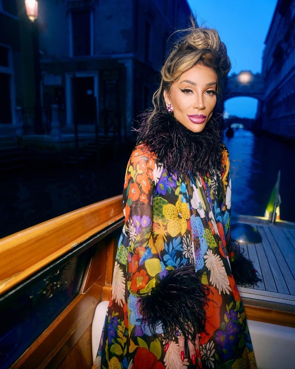 Maya Massafera posa com look grifado de R$ 49 mil em passeio de barco em Veneza