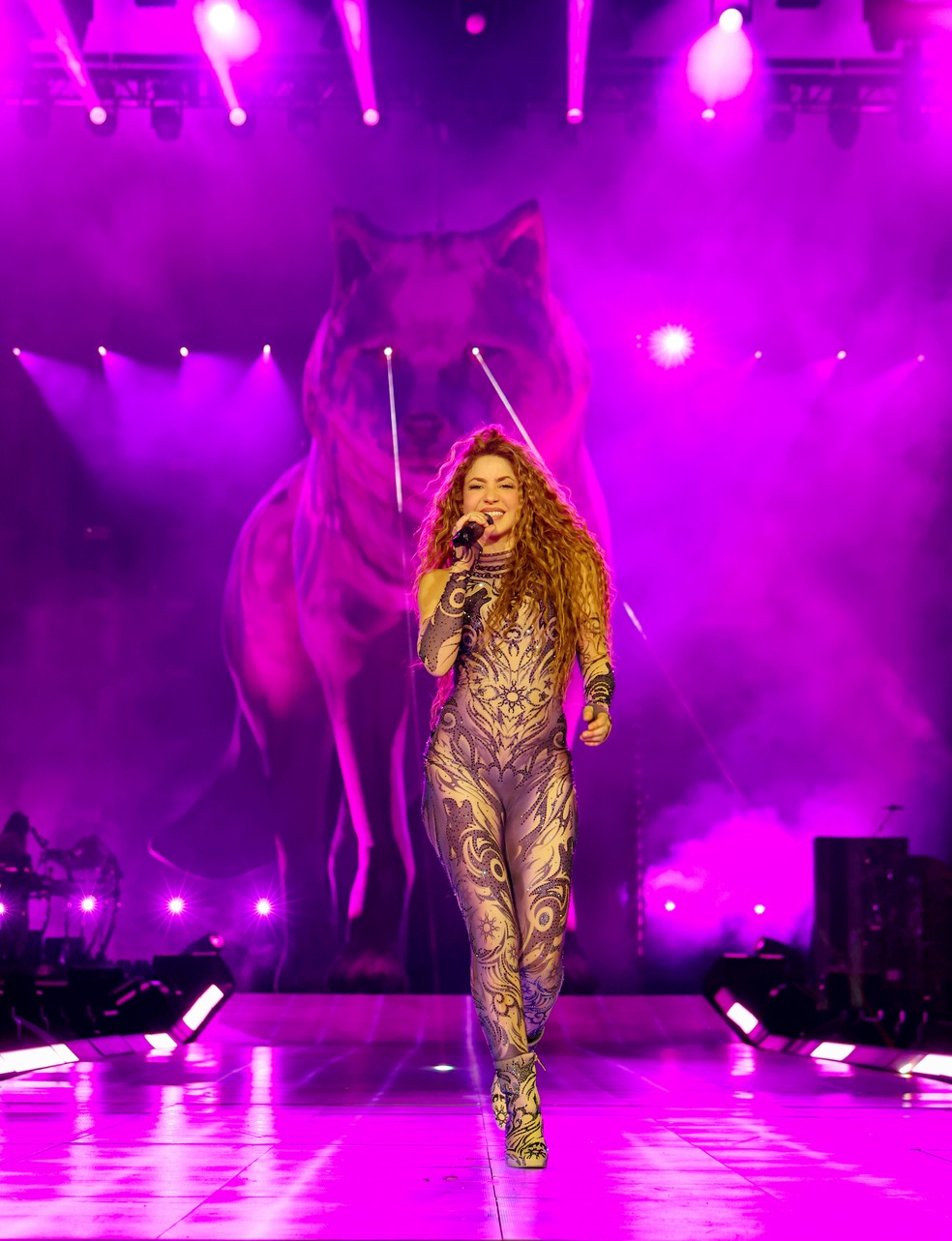 Skakira no último bloco do show usando look assinado por Dario Mittmann — Foto: Getty Images