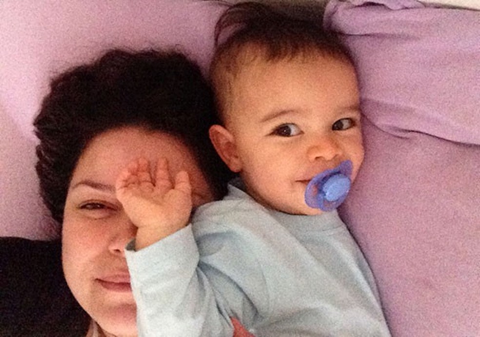 Odara Gallo e o filho, Franco, quando ainda não havia sido diagnosticado com autismo (Foto: Arquivo pessoal) — Foto: Glamour