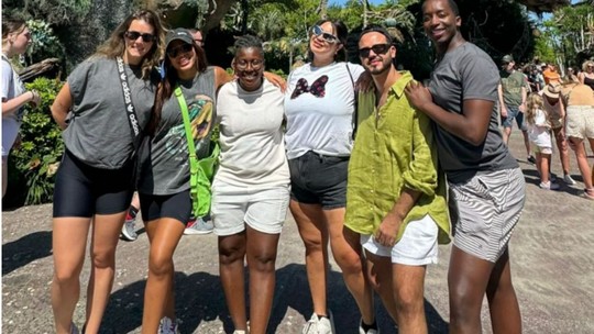 Anitta aproveita dia no parque em Orlando com os amigos