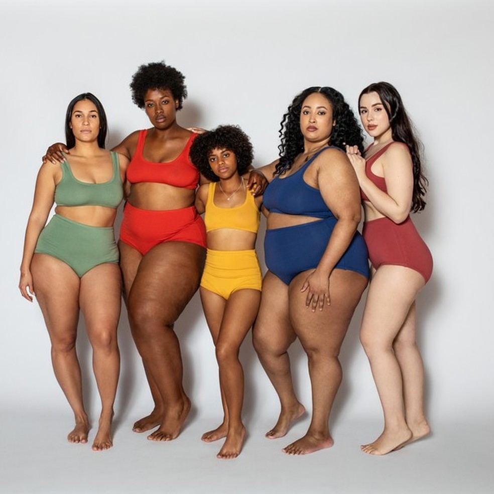 Group of women with different body type in underwear standing together on white background. Full length of multi-ethnic females in lingerie looking at camera. Body positive concept. (Foto: Getty Images) — Foto: Glamour