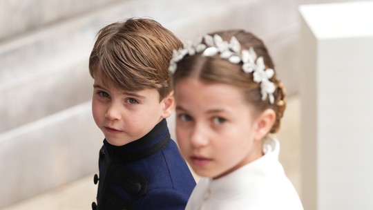 Momento fofura do príncipe Louis e princesa Charlotte de mãos dadas na coroação de Rei Charles III viraliza na web