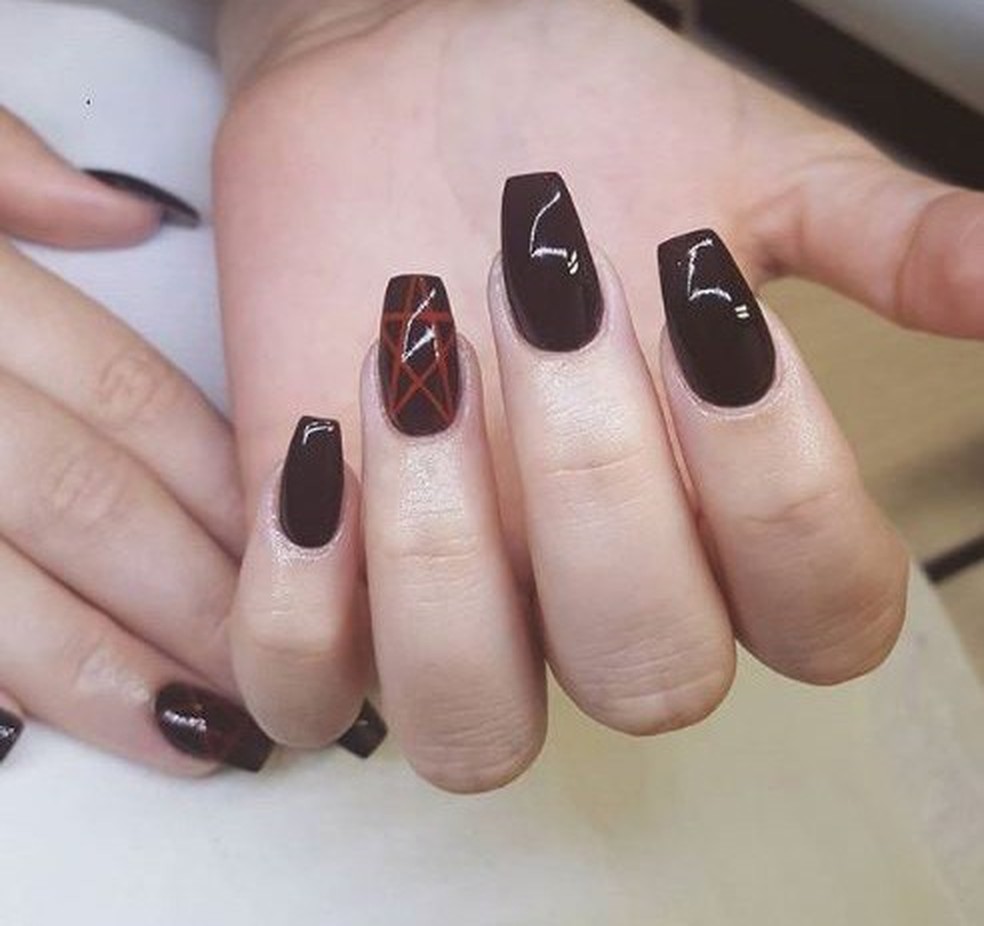 Nail Art inspirada no universo das bruxas (Foto: Reprodução) — Foto: Glamour