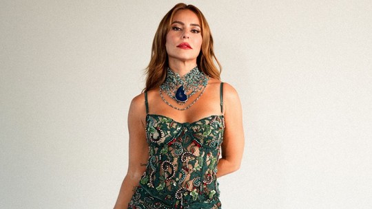 Paolla Oliveira surge com look de renda com transparência avaliado em R$ 3 mil em festa de aniversário