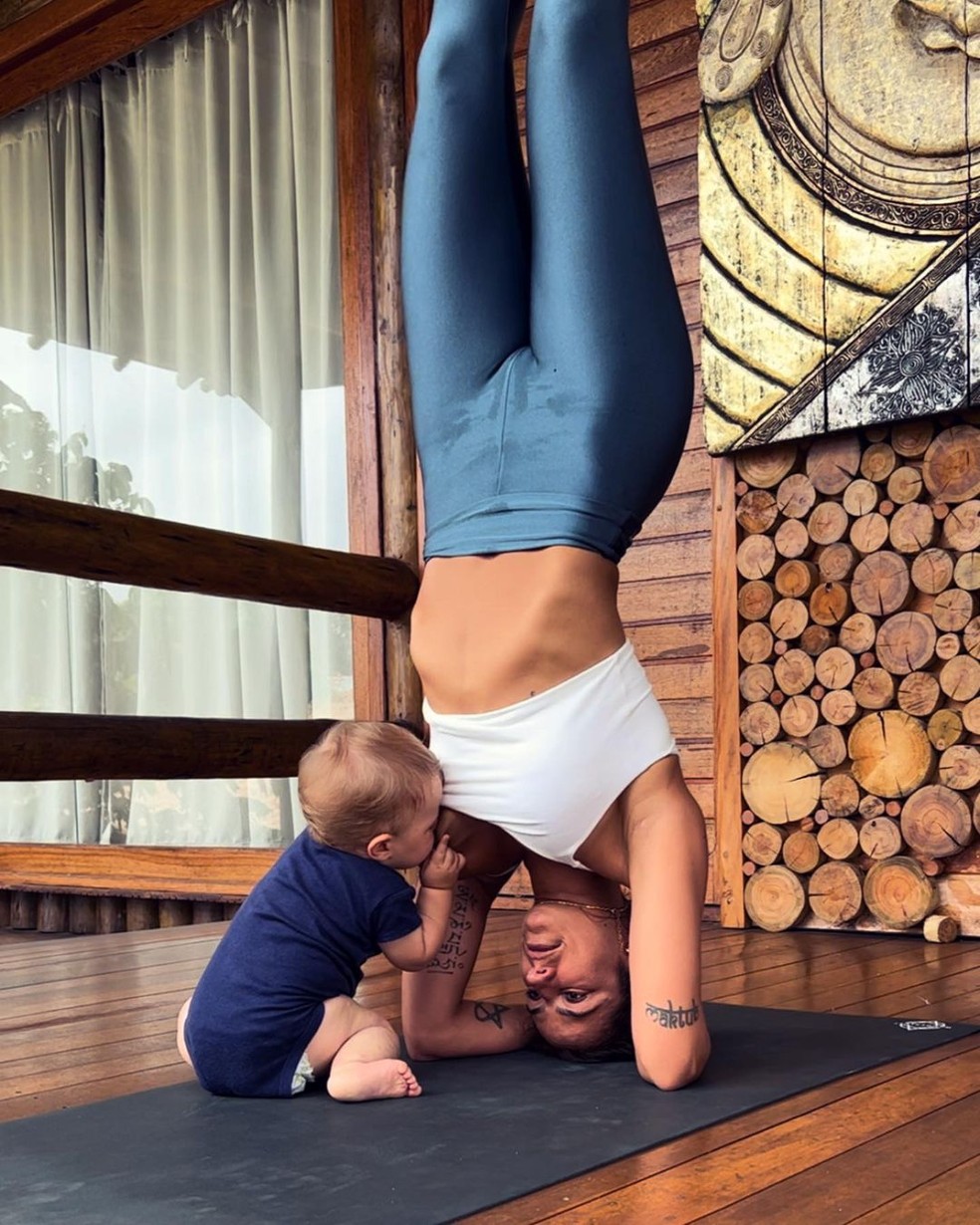 Paula Morais amamenta filho durante prática de yoga e impressiona web