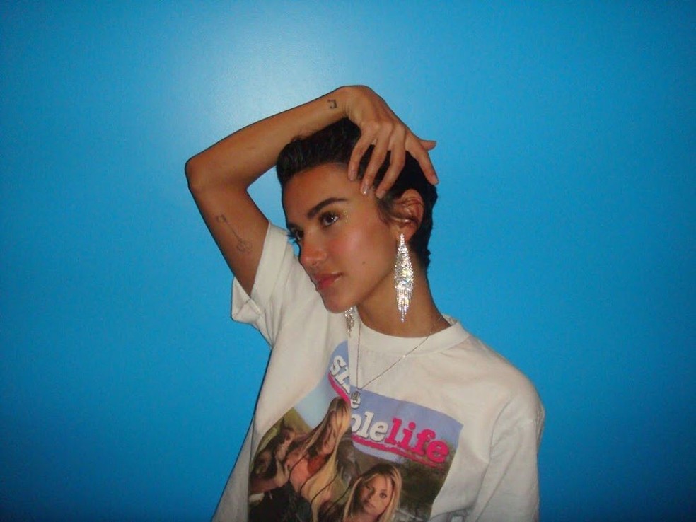 Olha o brinco de strass aí na produção da Manu Gavassi. A camiseta ganhou um toque glam (Foto: reprodução) — Foto: Glamour