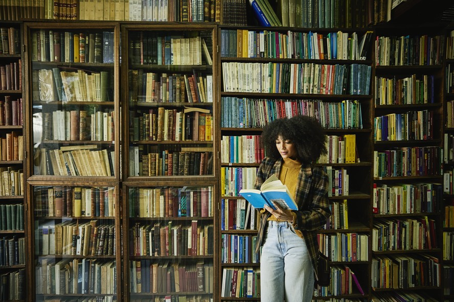 Biblioterapia: conheça a prática de 'receitar' um livro