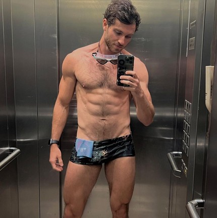 Lucas Bissoli abre sequência de fotos de sunga e arranca elogios e comentários divertidos dos seguidores — Foto: Reprodução/Instagram