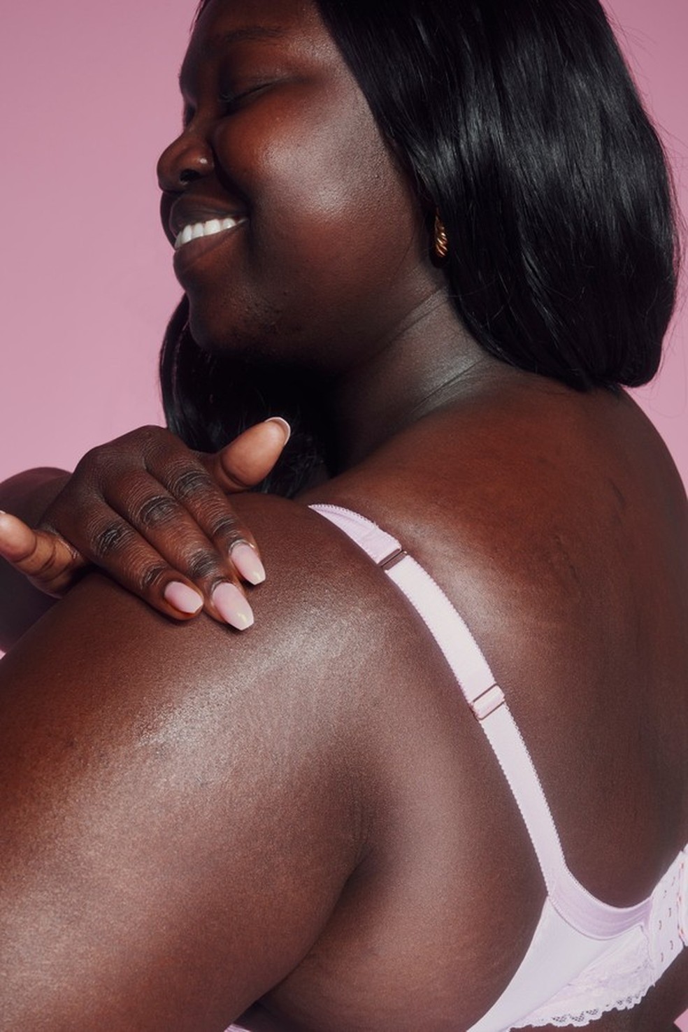 Roseline Lawrence estrela campanha da Glow Recipe (Foto: Cortesia de Glow Recipe) — Foto: Glamour