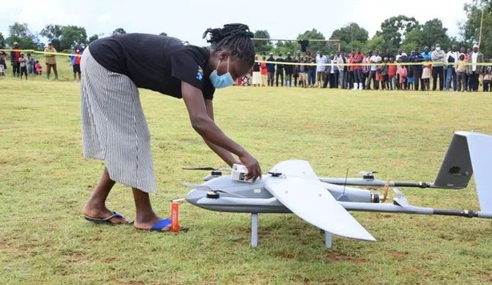 Drones serão responsáveis por distribuir medicamentos de HIV (Foto: Makerere University Infectious Disease Institute) — Foto: Glamour