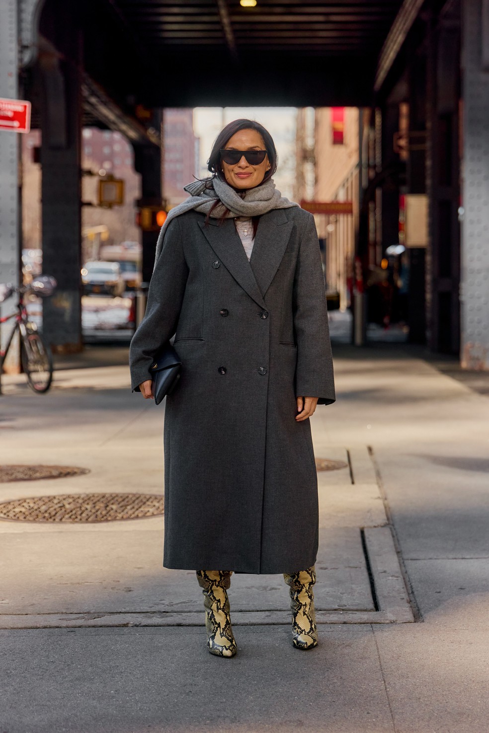 NYFW: bota com estampa de cobra no street style da temporada — Foto: Spotlight Launchmetrics