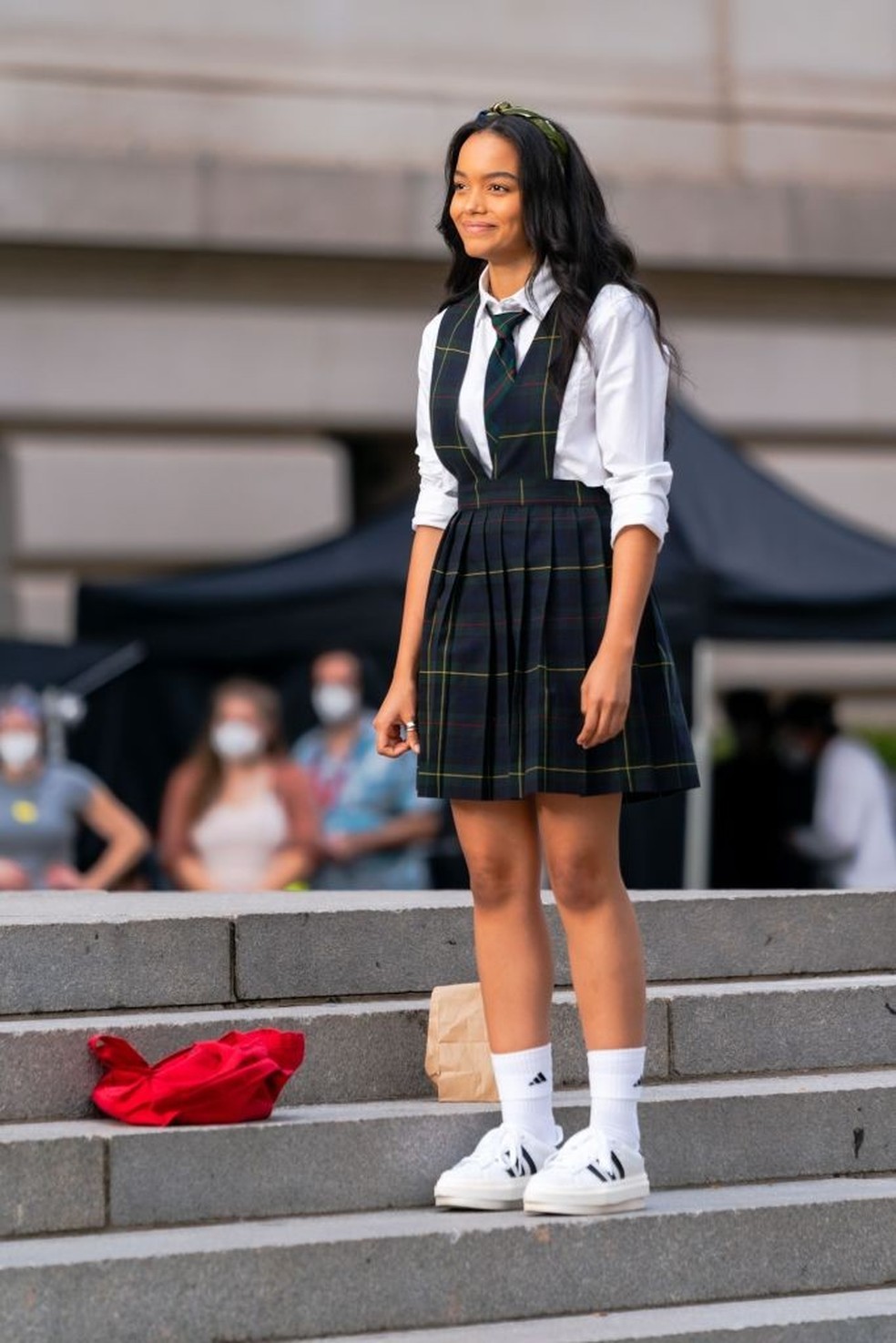 A personagem Zoey, do remake de Gossip Girl lançado em 2021, mantém a essência preppy da produção original (Foto: Getty Images) — Foto: Glamour