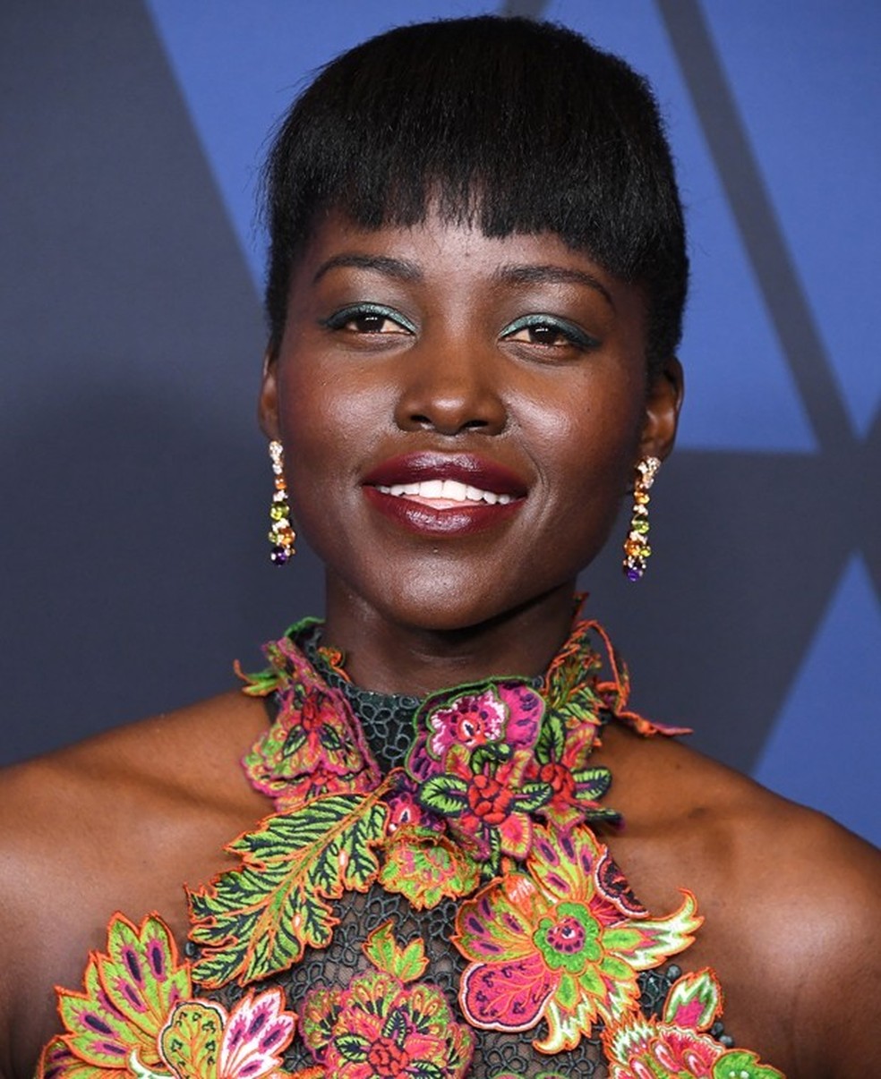 Lupita Nyong'o surge deslumbrante com make de temática africana - Monet