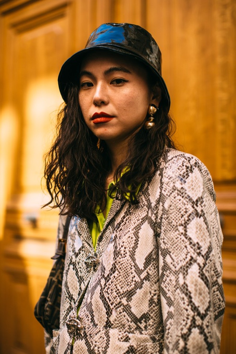 Chapéu de pescador é tendência do street style (Foto: Imaxtree) — Foto: Glamour