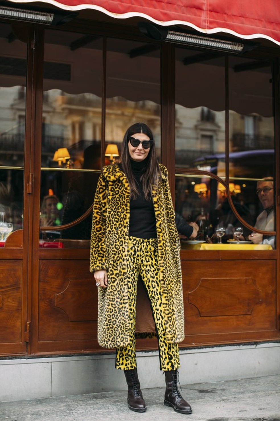 Olha a Giovanna Battaglia aí de novo. Desta vez, a diretora criativa apostou no combo casaco + calça estampados em amarelo (Foto: Imaxtree) — Foto: Glamour