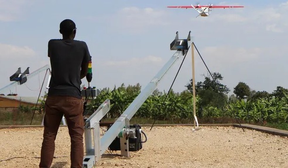 Drones são pilotados por especialistas (Foto: Makerere University Infectious Disease Institute) — Foto: Glamour
