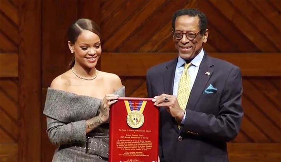 Em 2017, Rihanna recebe o prêmio de Ativista do Ano da Universidade de Harvard (Foto: Reprodução) — Foto: Glamour