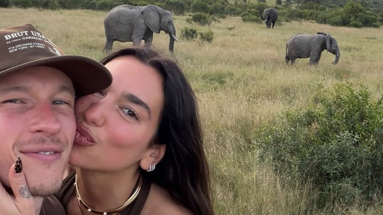 De férias, Dua Lipa abre álbum de viagem para África do Sul com o noivo