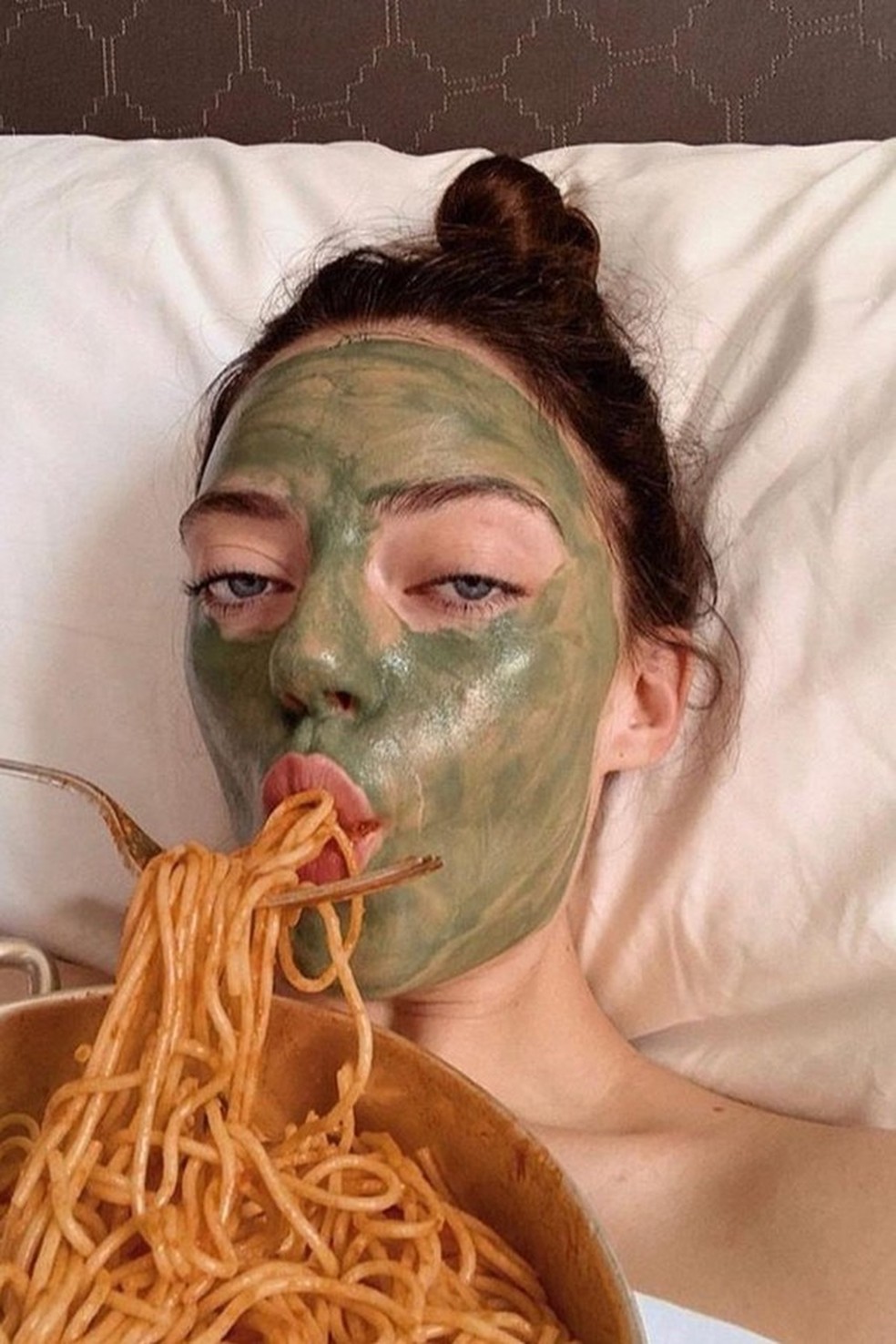 Prepare seu espaguete, aplique uma máscara facial e pronto: #chuvadelikes (Foto: Instagram/Reprodução) — Foto: Glamour