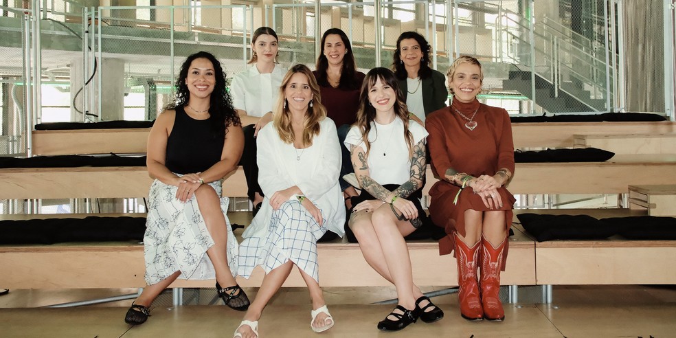 Em baixo, da esquerda pra direita: Nicolle Azevedo, Communications Lead; Carolina Alzuguir, Head de Música; Camila Justo, Head de Podcasts; Ellen Rocha, Marketing Lead. Em cima, da esquerda pra direita: Marina Burini, Lead Regional para Estratégias de Negócios Criativos; Priscilla Barsotti, Diretora de Vendas; Ingrid Esser, Growth Lead. — Foto: Divulgação