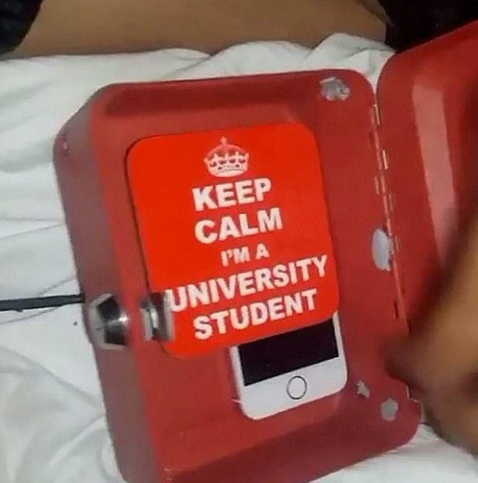 Caixa em que o celular foi encontrado pela universitária (Foto: Reprodução ) — Foto: Glamour