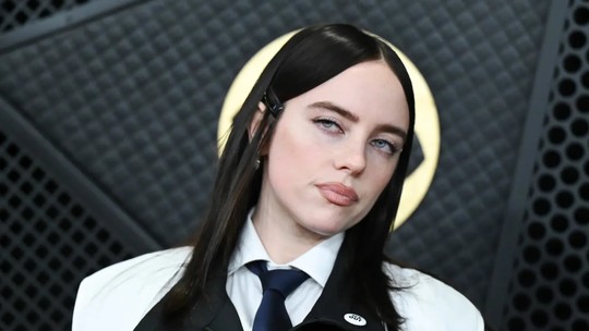 Grammy 2026: o que significam os broches "Be Good" e "ICE out" no tapete vermelho?