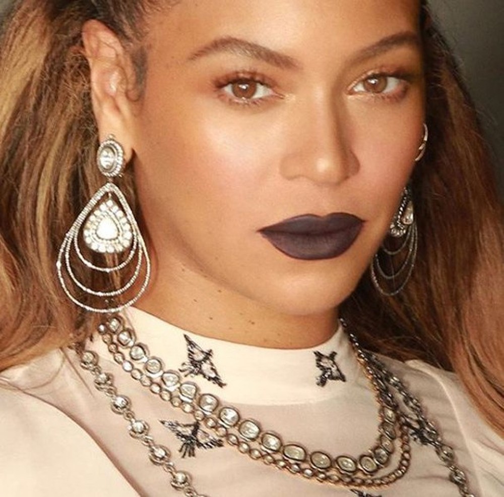 Beyoncé e seu look gótico chique — nada básico