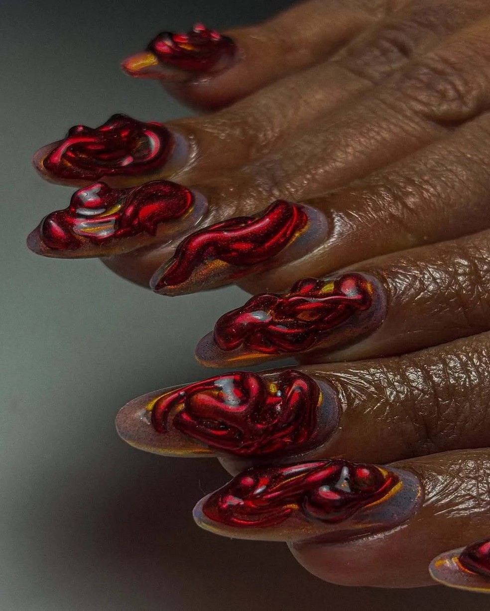 Unhas dark cherry continuam em alta em 2025 — Foto: Reprodução/Instagram