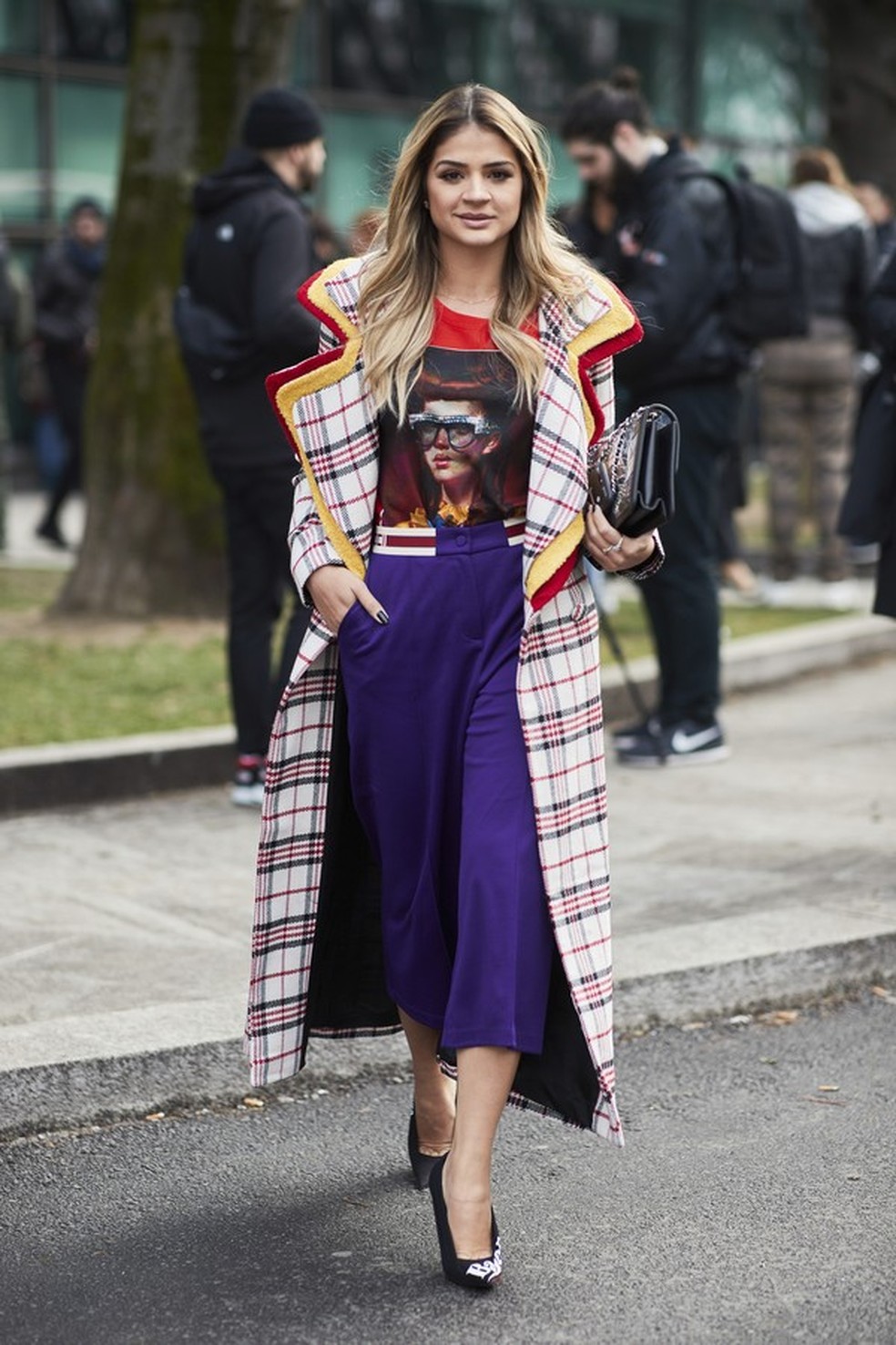A produção de Thássia Naves ainda tem xadrez inglês, o print preferido do inverno (Foto: Imaxtree) — Foto: Glamour
