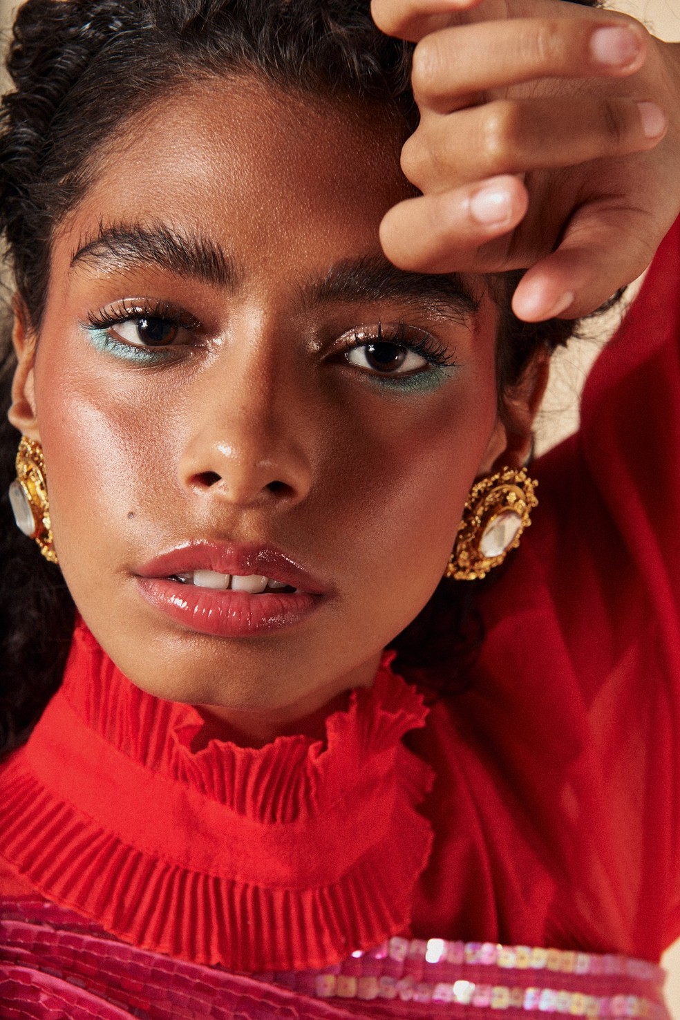 Camisa, acervo pessoal; vestido, Casa Juisi; brinco, Casa Juisi (Foto: Pedro Pedreira) — Foto: Glamour
