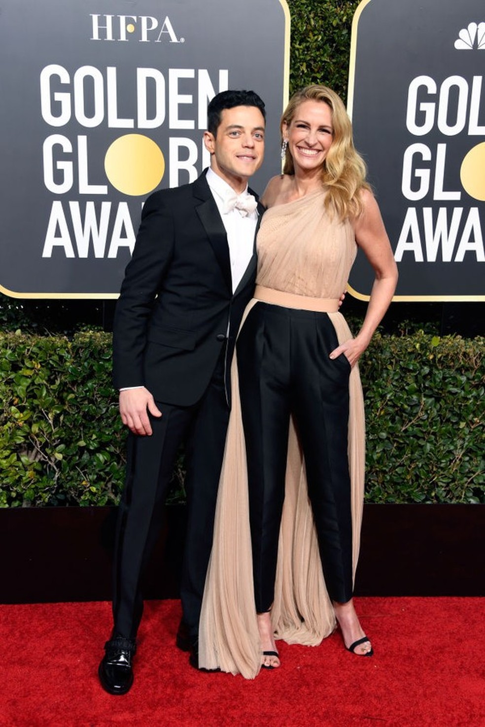 Julia Roberts e Rami Malek no Globo de Ouro 2019 (Foto: Getty Images) — Foto: Glamour
