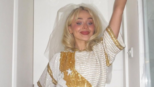Sabrina Carpenter se transforma em noiva com look vintage nos bastidores do Coachella