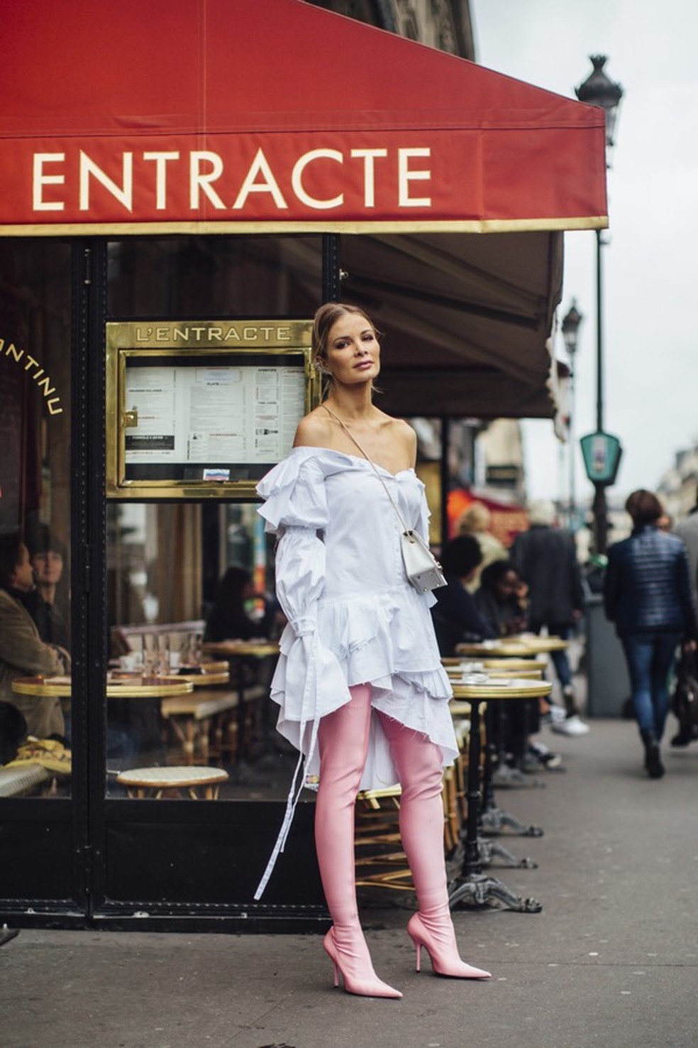 A bota rosa-bebê fica ainda mais bacana com outro tom pastel (Foto: Imaxtree) — Foto: Glamour