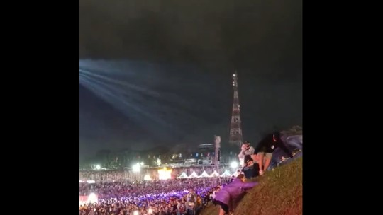 Lollapalooza 2024: público incentiva jovem a subir no barranco: "Eu acredito"