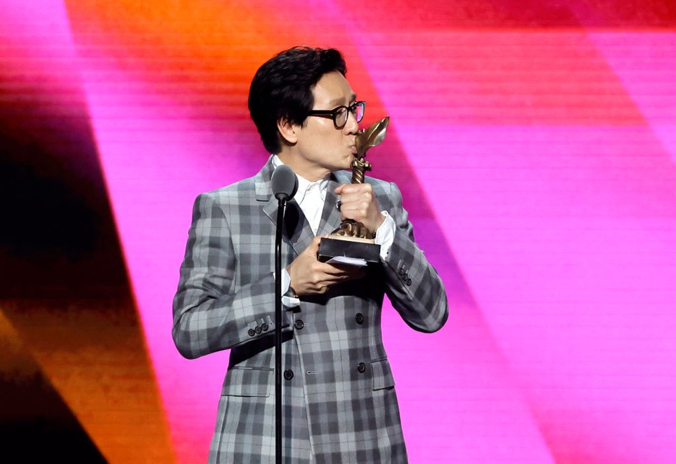 Ke Huy Quan foi o primeiro premiado da noite, em "Melhor Atuação Coadjuvante" — Foto: Getty Images