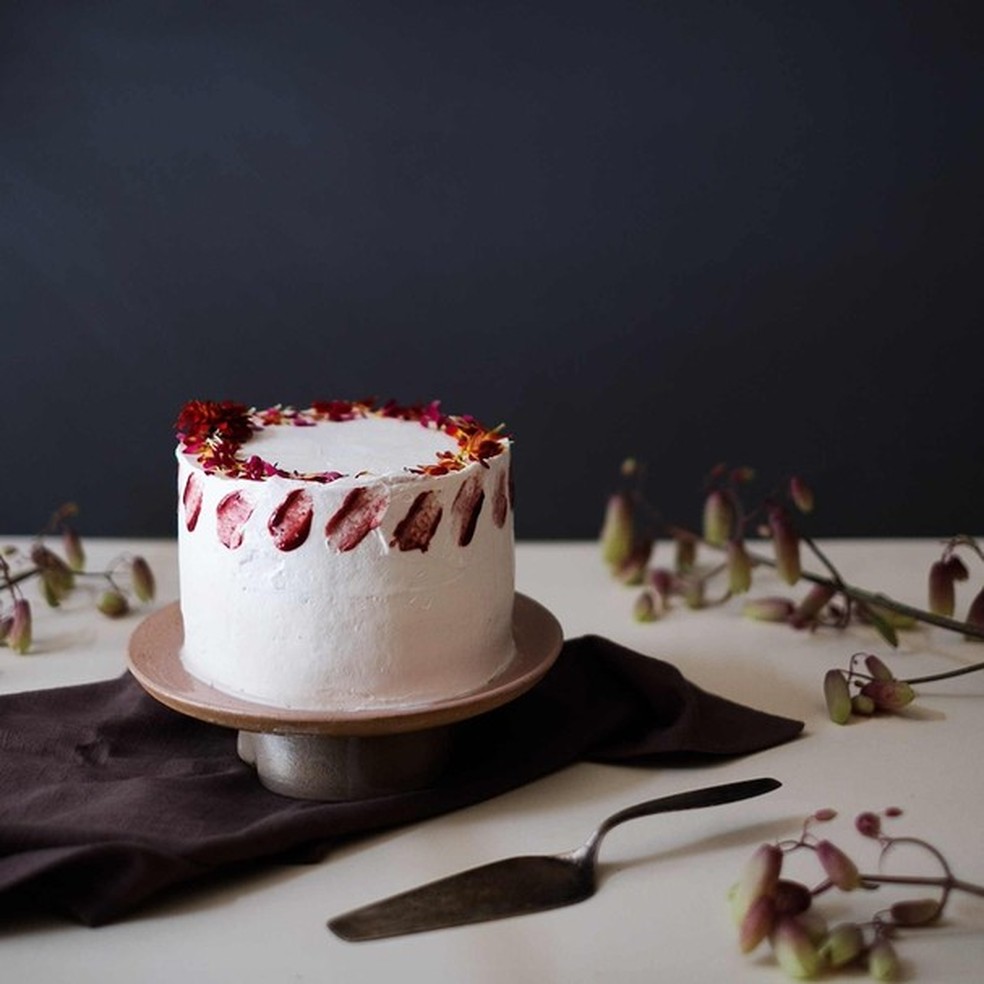 Receita vegana: bolo de baunilha com geleia de frutas vermelhas para adoçar os dias (Foto: Klacius Ank/Divulgação) — Foto: Glamour