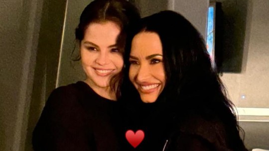 Selena Gomez prestigia estreia de turnê de Demi Lovato e elogia cantora: 'Estou em lágrimas'