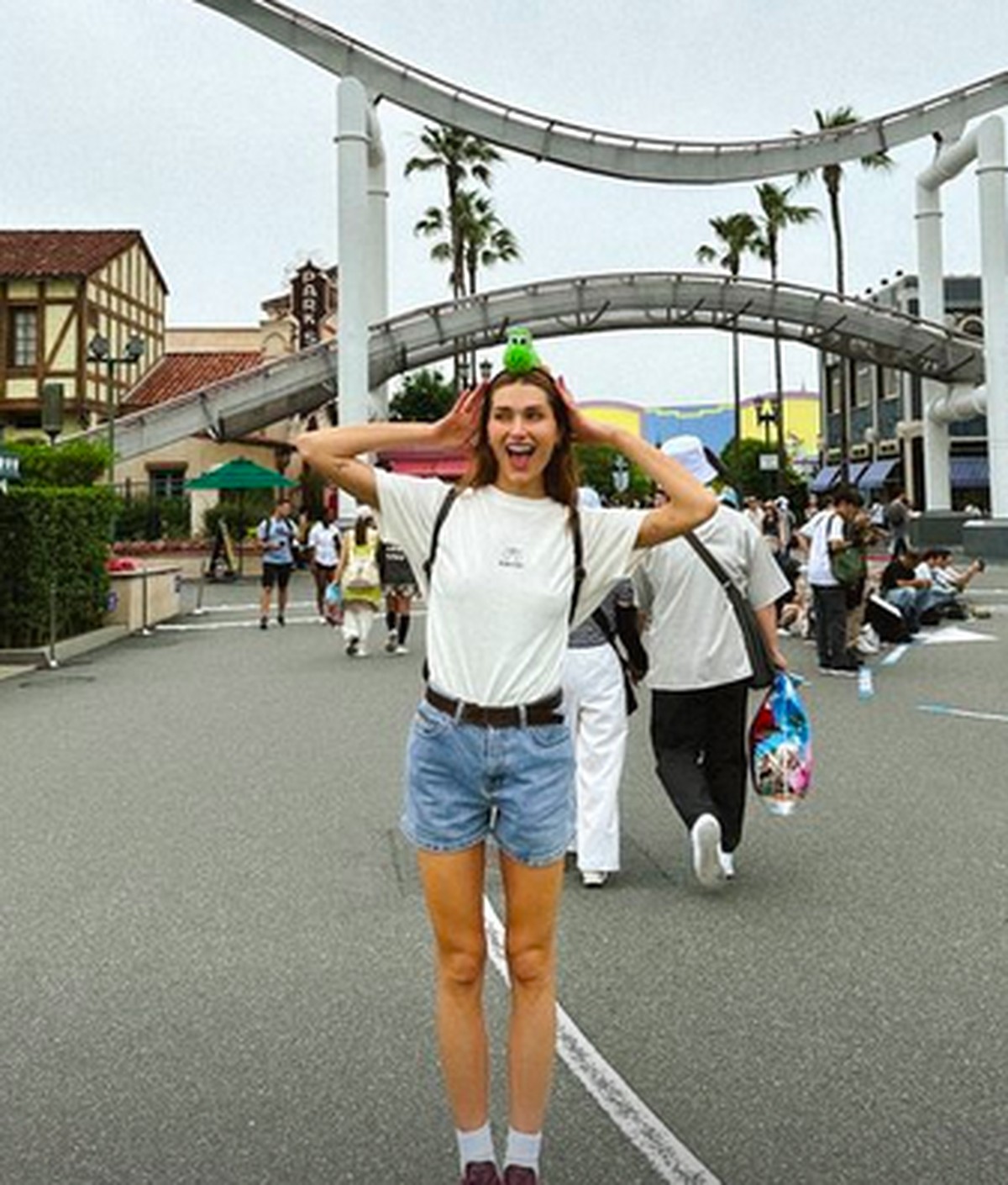 サーシャ・メネゲルは日本の遊園地を楽しむ | エンターテインメント