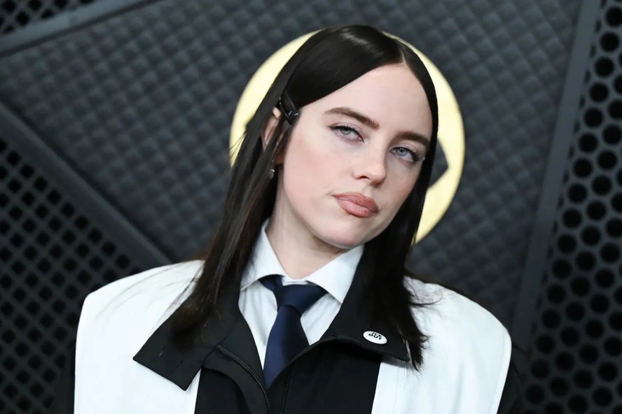 Grammy 2026: O que significam os broches 'Be Good' e 'ICE out' no tapete vermelho?