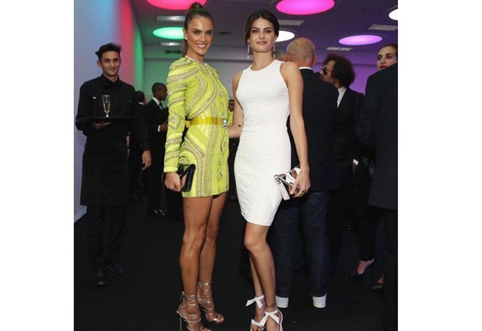 Alessandra Ambrosio e Isabeli Fontana (Foto: Reprodução/Instagram @fashiontomax) — Foto: Glamour