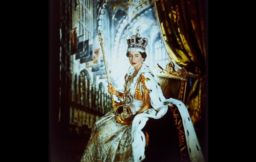 Retrato da Rainha Elizabeth II com a Coroa Imperial — Foto: Reprodução Museu de Londres