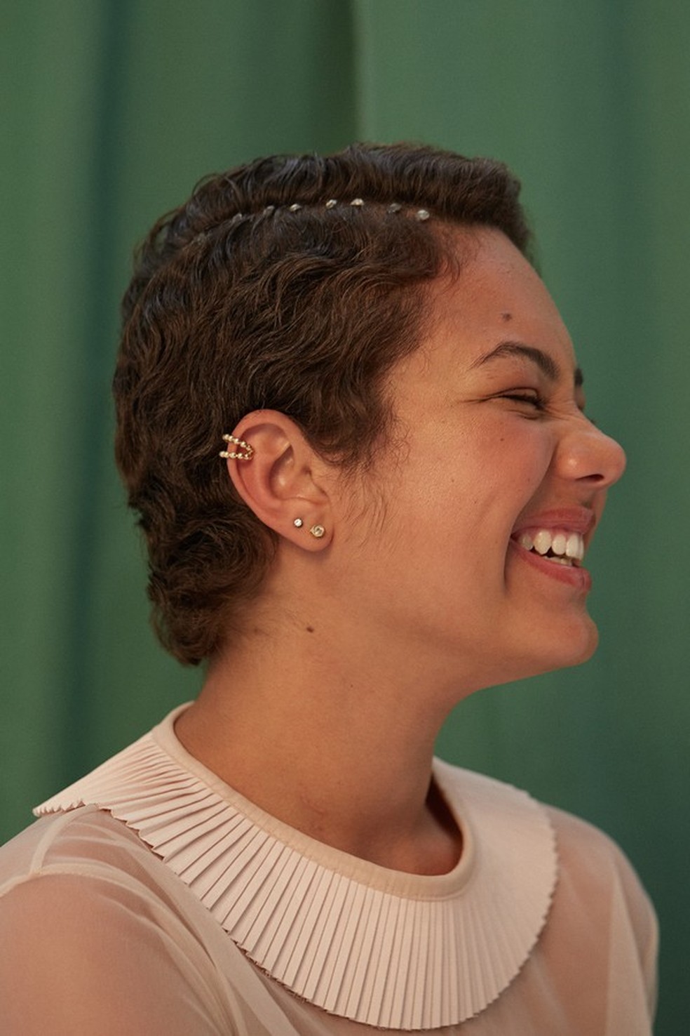 A estudante Larissa Carvalho usa blusa Neriage e brincos Beatriz Werebe (Foto: Takeuchiss. Beleza: Jake Falchi) — Foto: Glamour